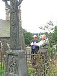 Maurice Atkinson and the Mayor at the Smythe Cross.